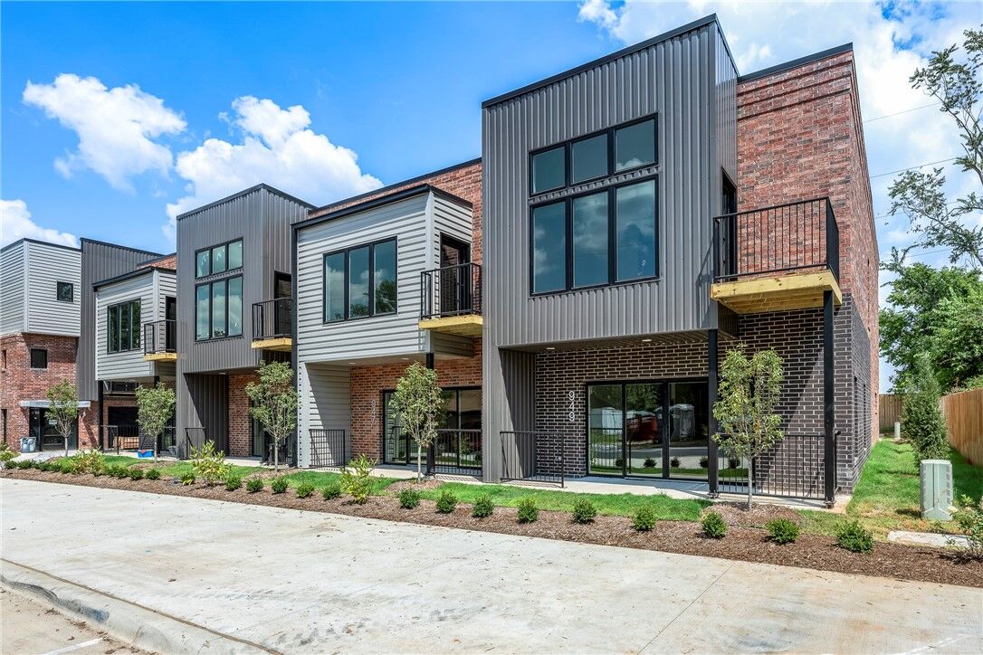 Property Photo:  949 SE 10th Street  AR 72712 