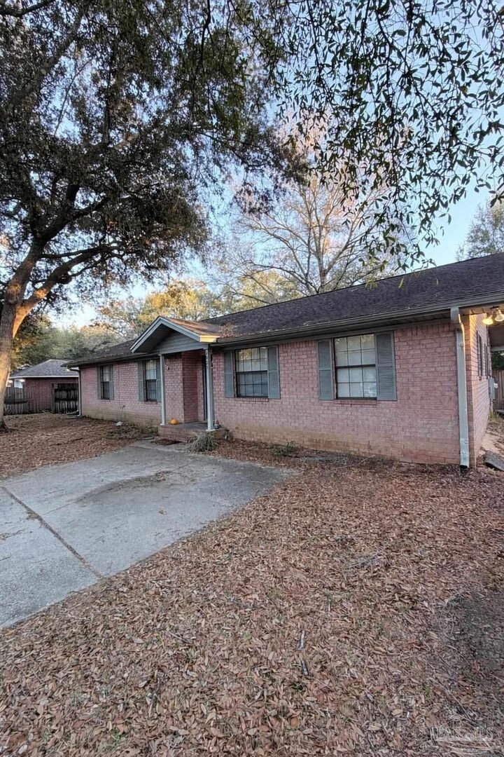 Property Photo:  6023 Hamilton Bridge Rd  FL 32570 