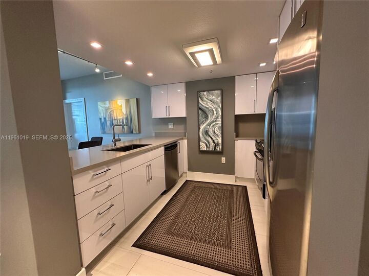 Property Photo:  1800 N Bayshore Dr 812  FL 33132 