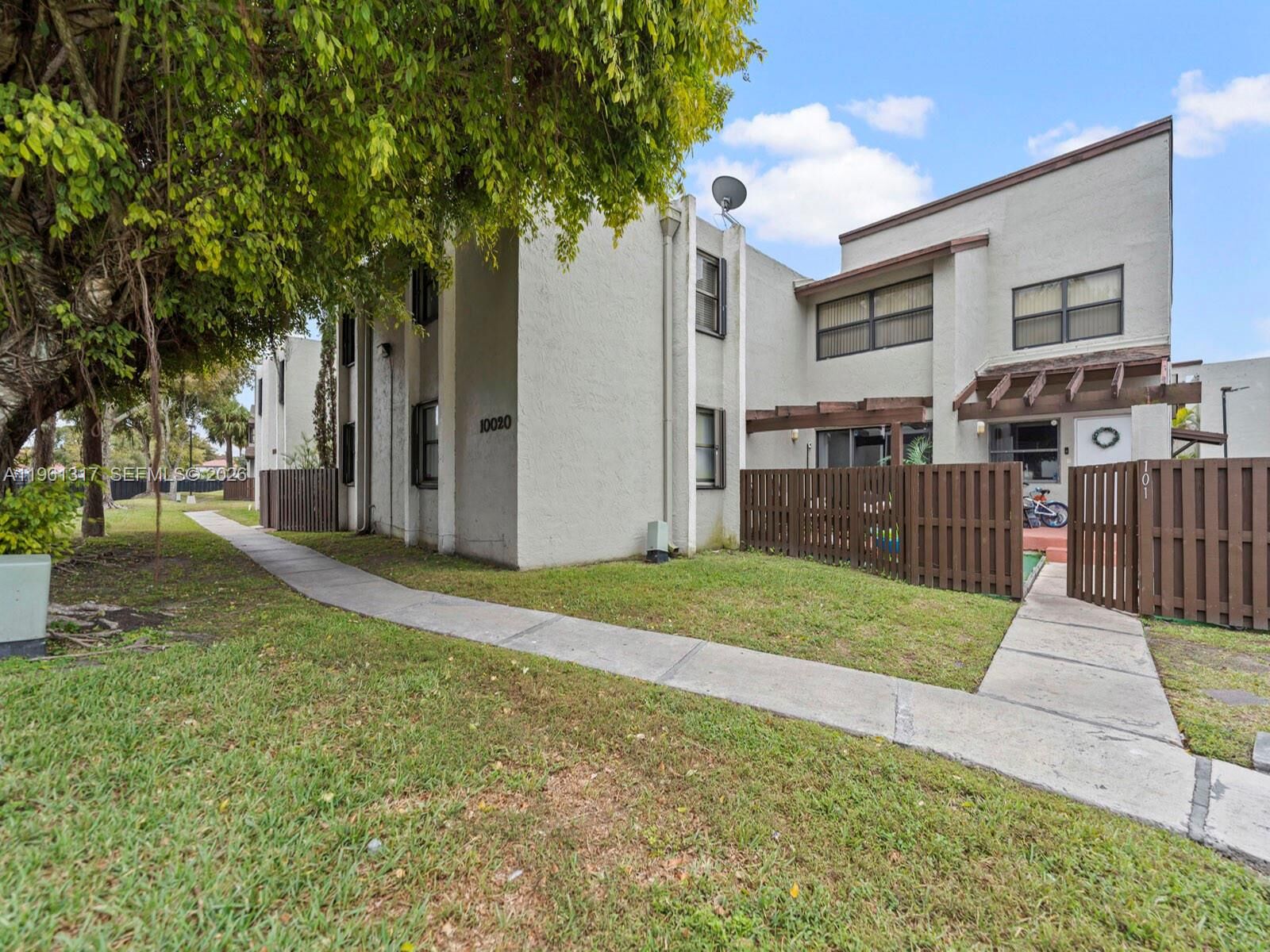 Property Photo:  10020 NW 9th St Cir 202  FL 33172 
