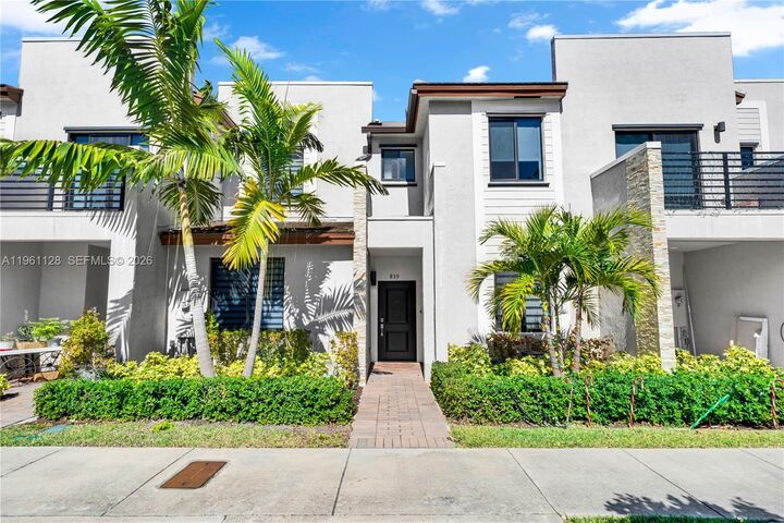 Property Photo:  859 NE 211th St  FL 33179 