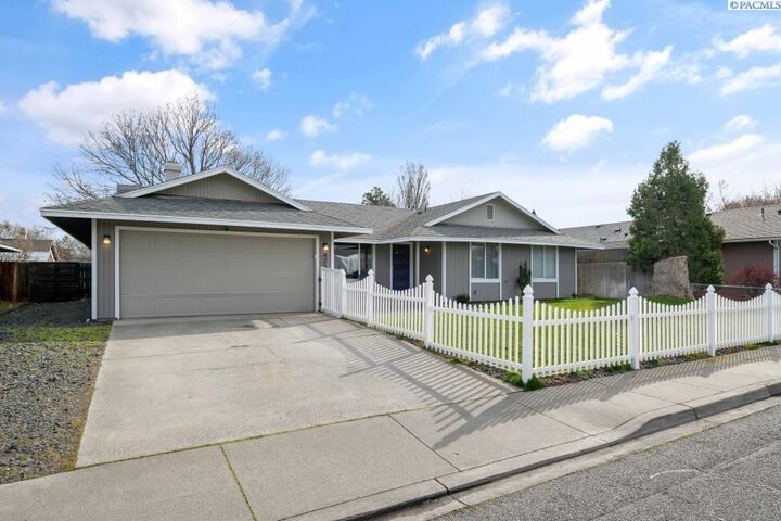 Property Photo: 426 N Louisiana St WA 99336