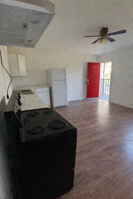 Property Photo: 211 W Washington Street 4 TX 78155