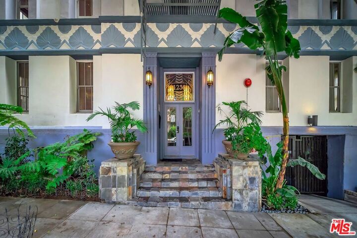 Property Photo:  1236 N Flores St  CA 90069 