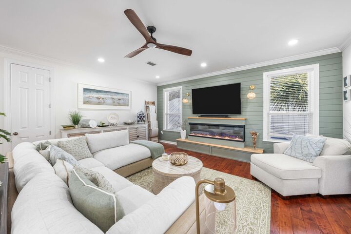 Property Photo: 2121 Olde Towne Avenue FL 32550