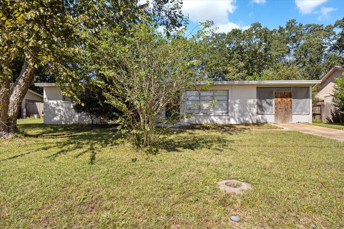 Property Photo:  922 Montclair Road  FL 32505 