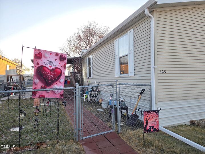 Property Photo:  125 Maryland Street  ND 58504 