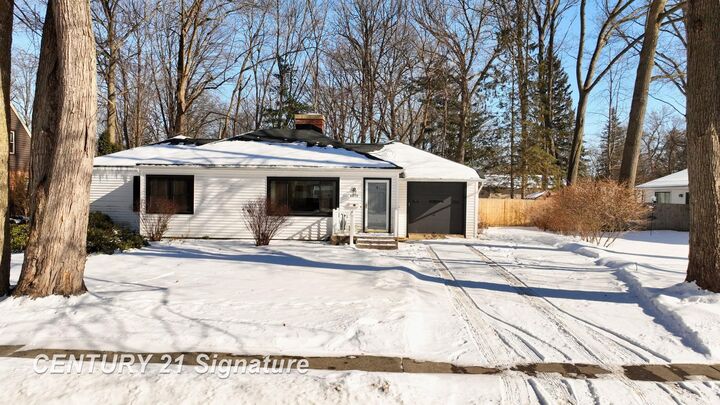 Property Photo:  4010 Oak Court  MI 48642 