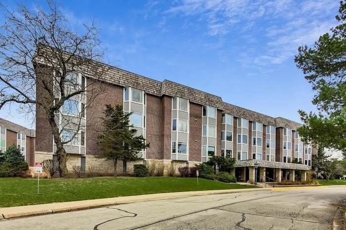 Property Photo:  2500 Windsor Mall 2D  IL 60068 
