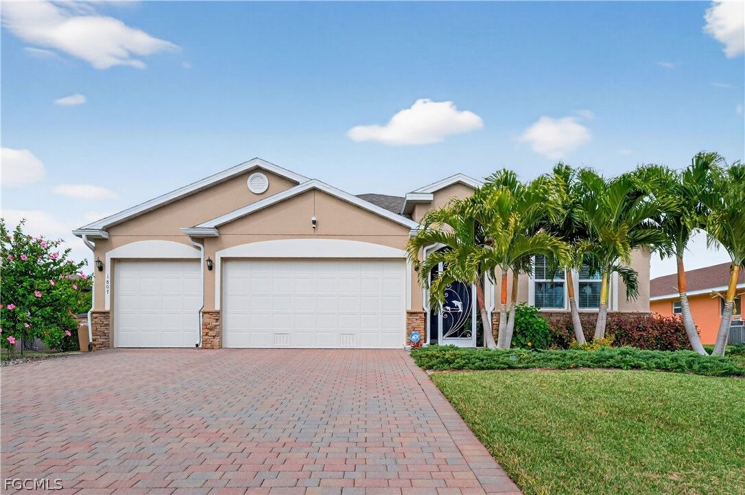 Property Photo:  1807 SW 40th Terrace  FL 33914 