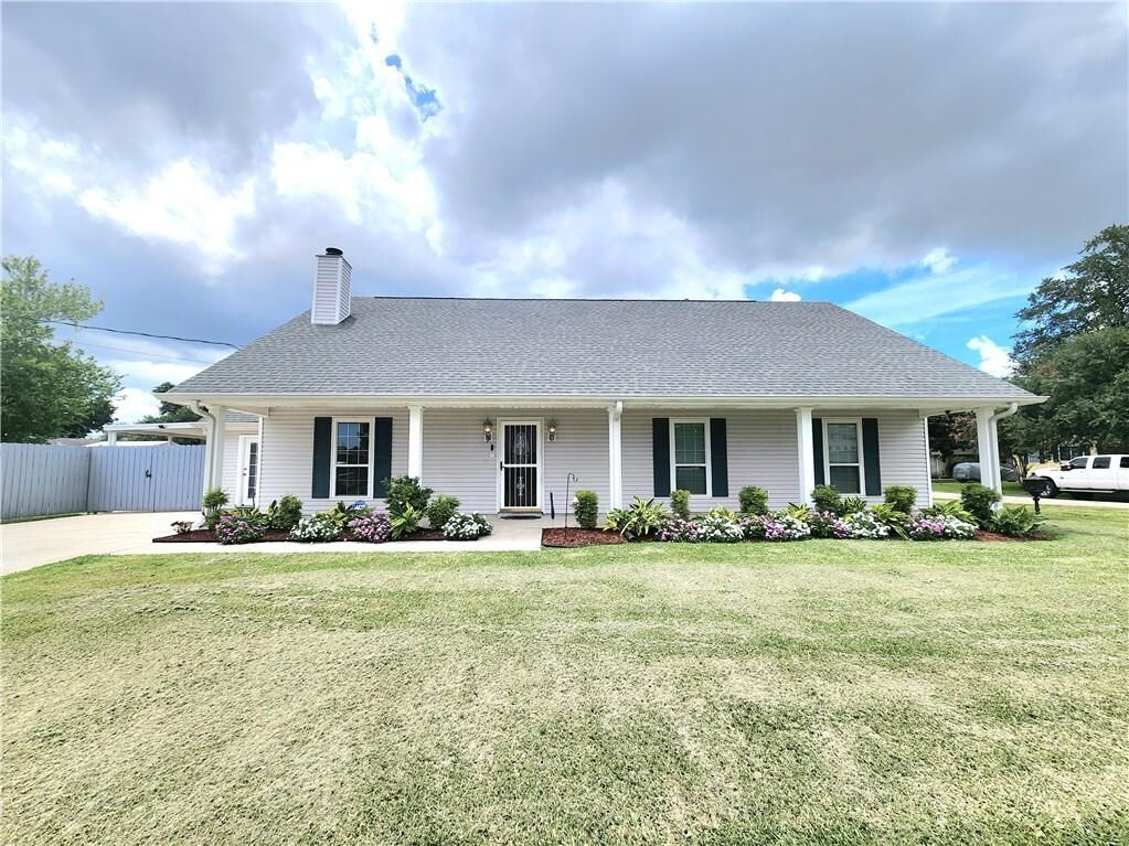 Property Photo:  1301 Ave F  LA 70072 