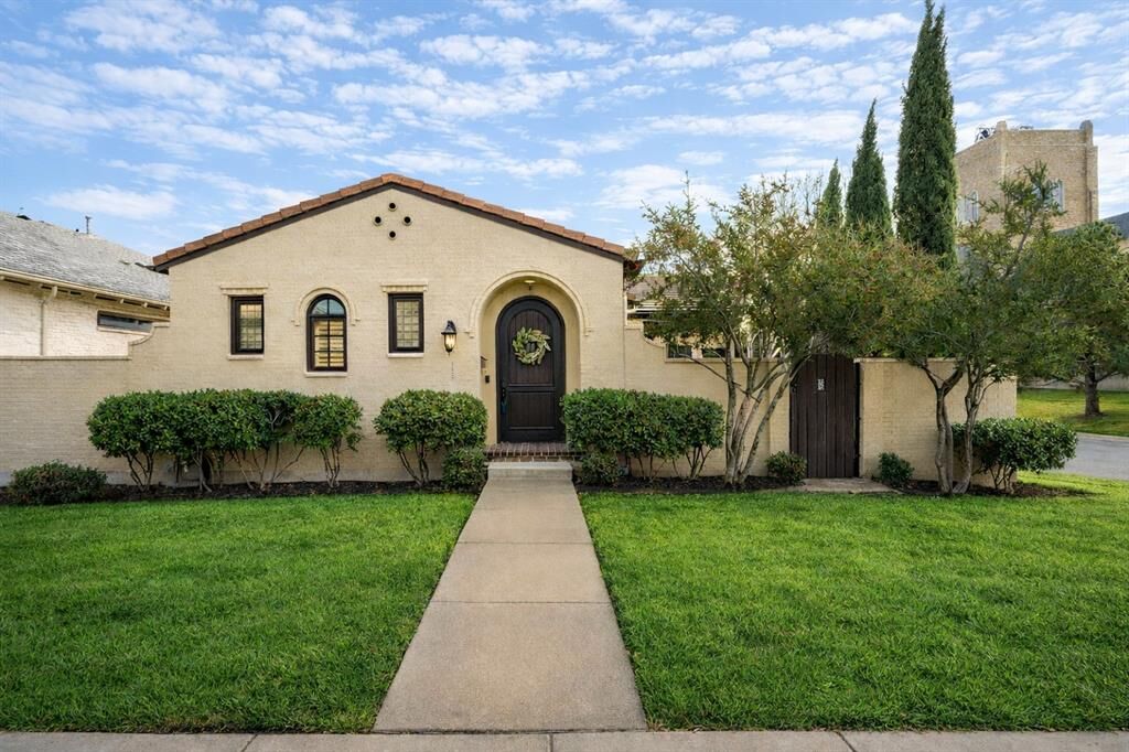 Property Photo:  2537 Lubbock Avenue  TX 76109 