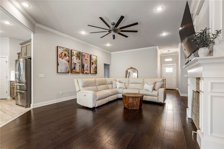 Property Photo:  1404 W Gum Street  AR 72758 