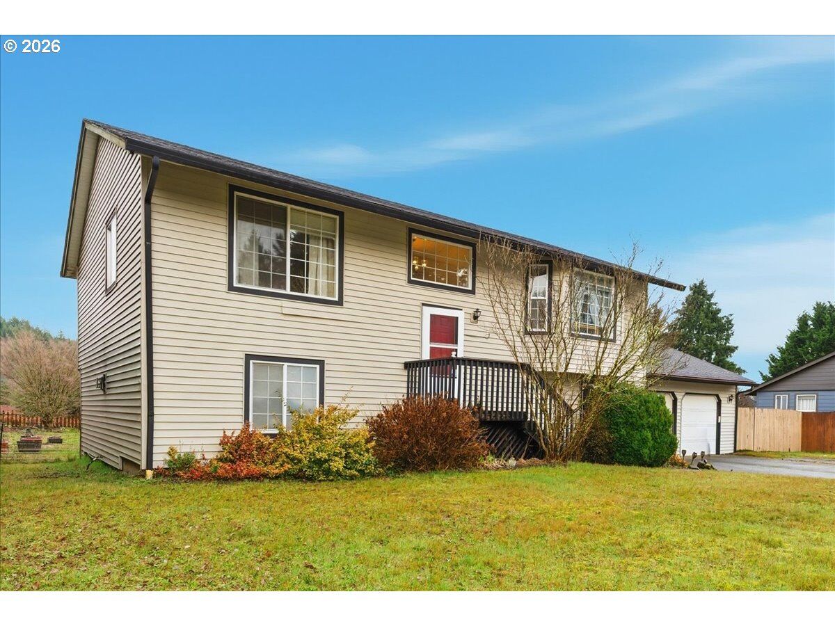 Property Photo:  507 N Pine Ave  WA 98675 