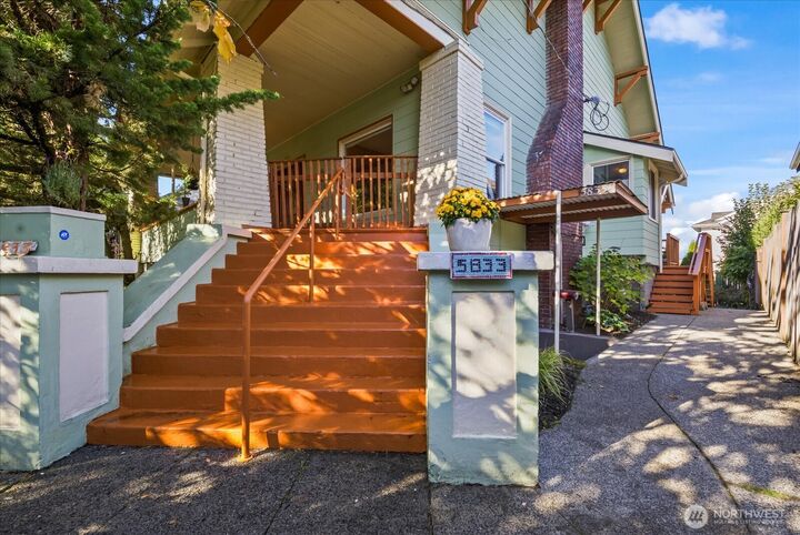 Property Photo:  5833  Woodlawn Avenue N  WA 98103 