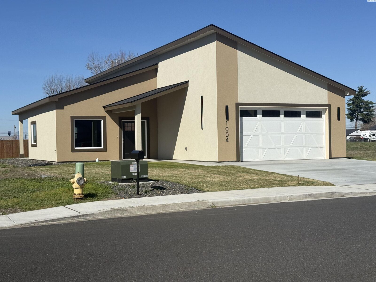 Property Photo:  1004 N 26th Ave  WA 99301 