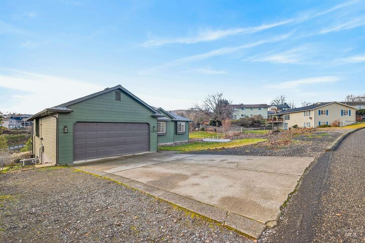 Property Photo:  1612 Swallows Nest Loop  WA 99403 