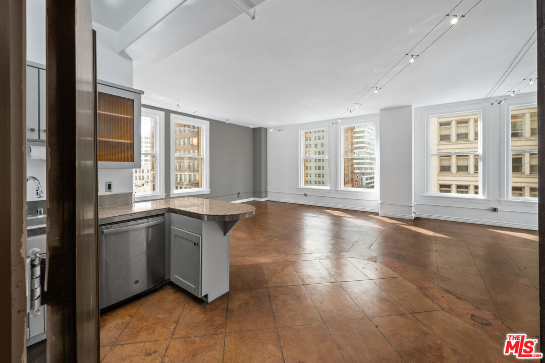 Property Photo:  215 W 7th St  CA 90014 