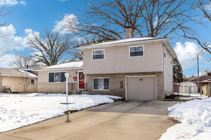 Property Photo:  827 Inwood Place  OH 43224 