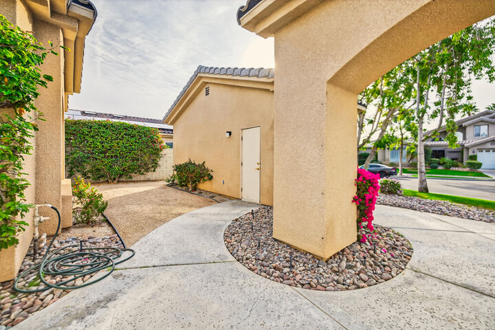 Property Photo: 6 Queens Court CA 92270