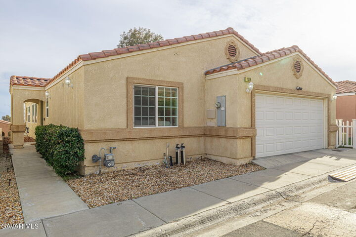 Property Photo:  2318 Horizon Drive  CA 93560 