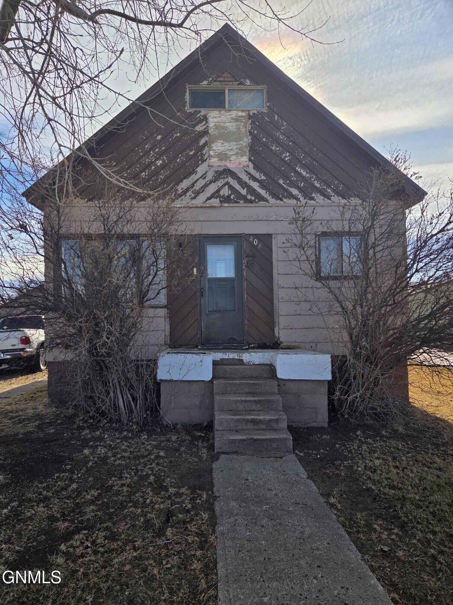 Property Photo:  408 South Avenue E  ND 58631 