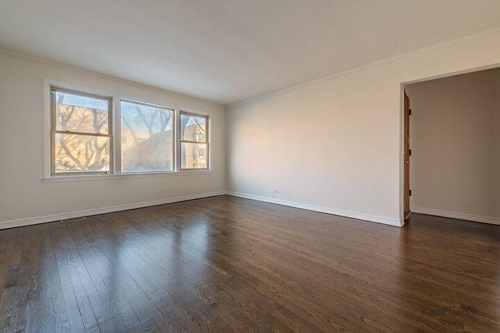 Property Photo:  2041 W Jarvis Avenue 1W  IL 60645 