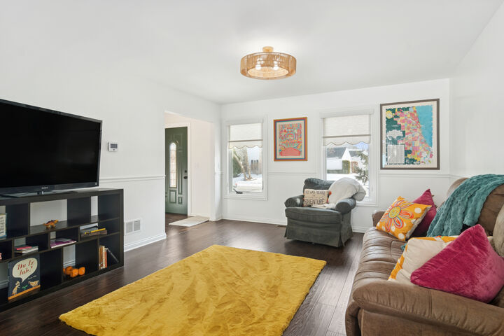 Property Photo:  1318 Gail Drive  IL 60089 