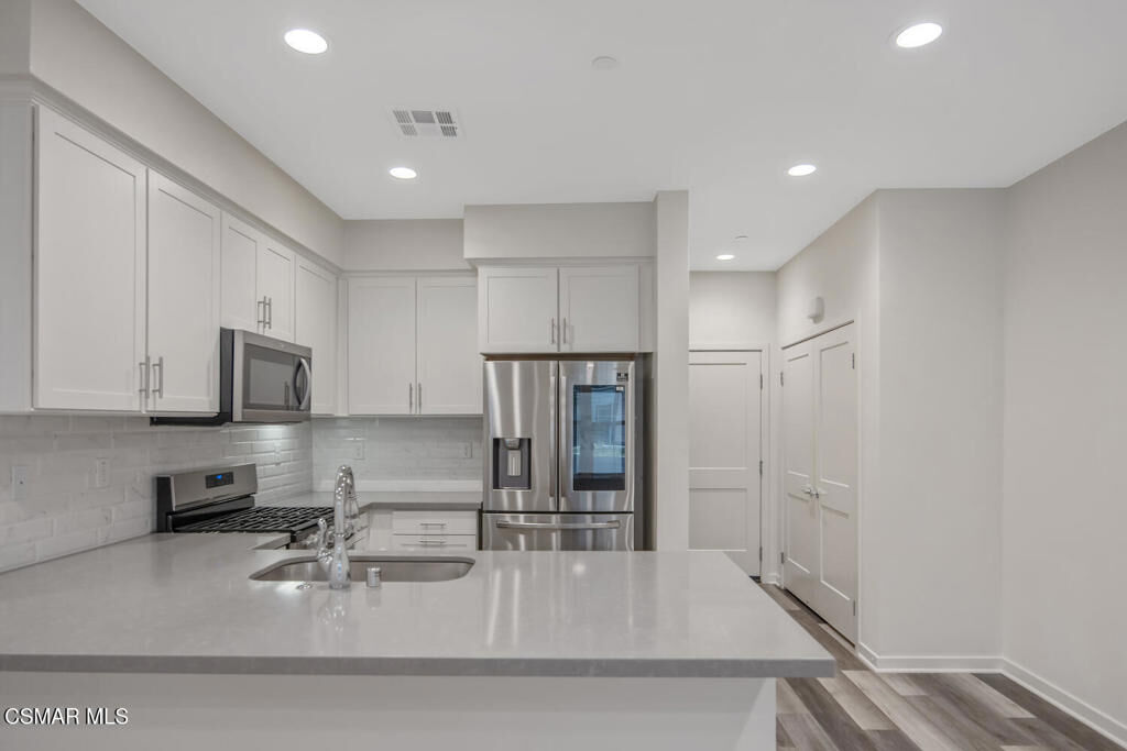 Property Photo:  105 Red Brick Drive 2  CA 93065 