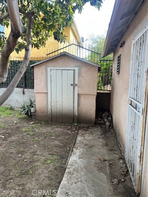 Property Photo:  920 S Osage  CA 90301 