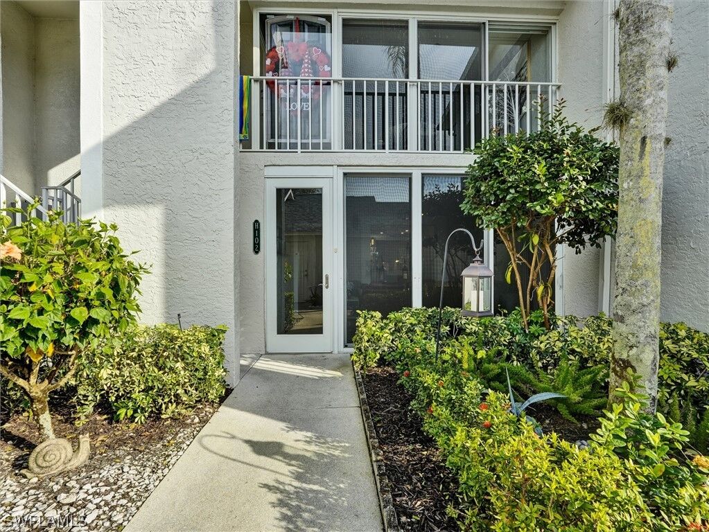 Property Photo:  458 Country Hollow Court H102  FL 34104 