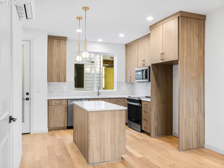 Property Photo:  7452 SE Tolman St  OR 97213 