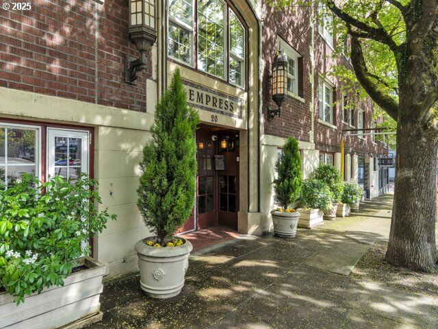 Property Photo:  20 NW 16th Ave 8  OR 97209 