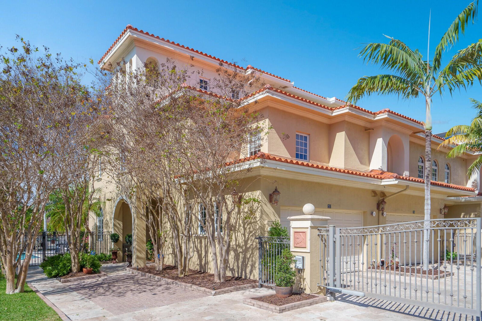 Property Photo: 237 Garden Court FL 33308