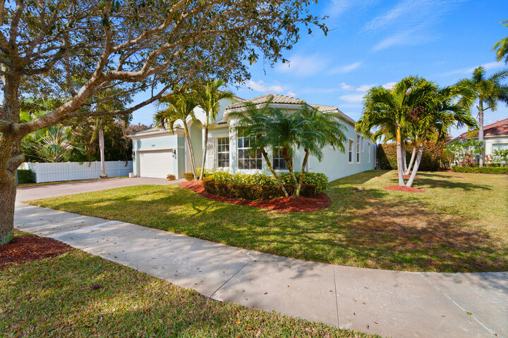 Property Photo: 11460 SW Waldorf Court FL 34987