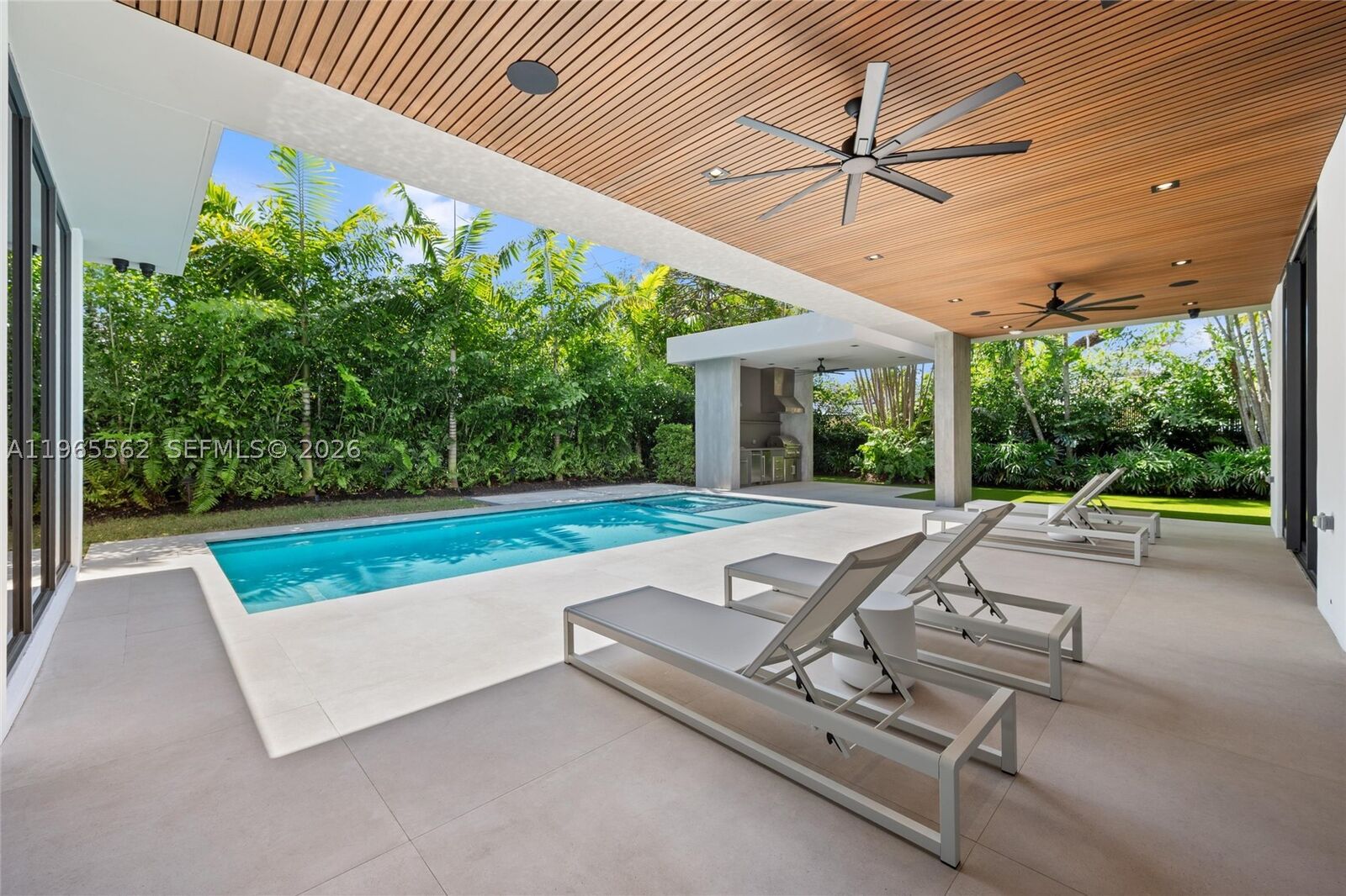 Property Photo: 215 S Shore Dr FL 33133