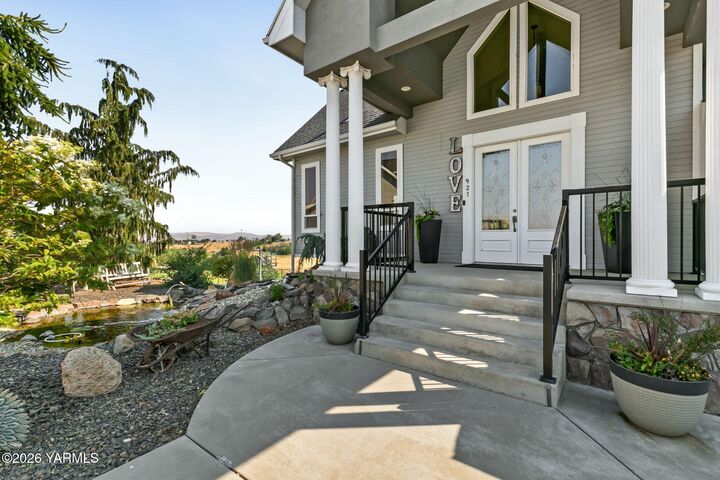 Property Photo:  921 Tibbling Rd  WA 98942 