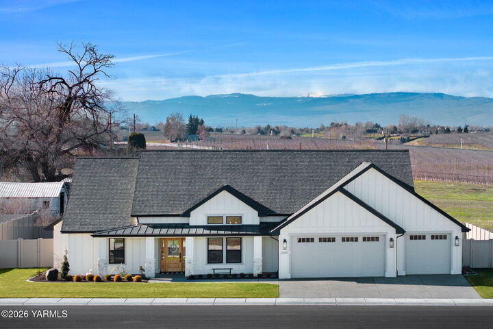 Property Photo:  2009 S 94th Ave  WA 98903 