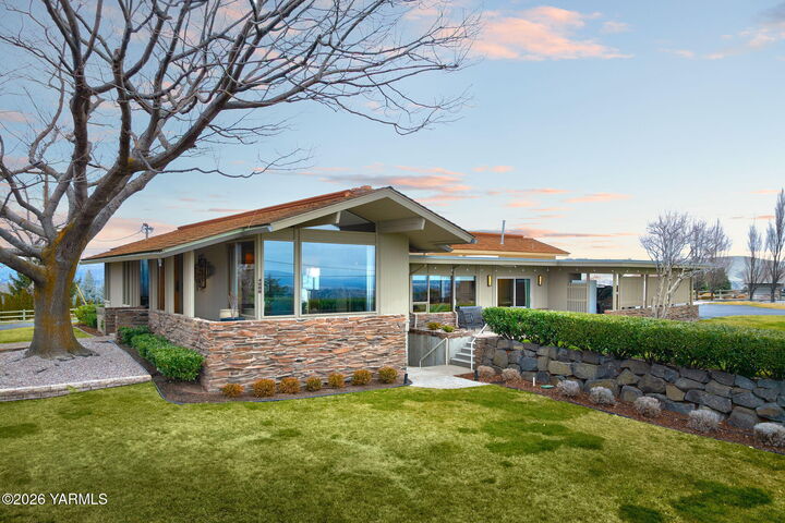 Property Photo: 4909 Scenic Dr WA 98908