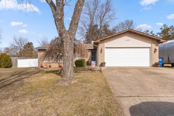 Property Photo:  1401 S Kingswood Way  AR 72653 