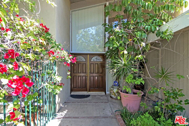 Property Photo: 2546 Cordelia Rd CA 90049