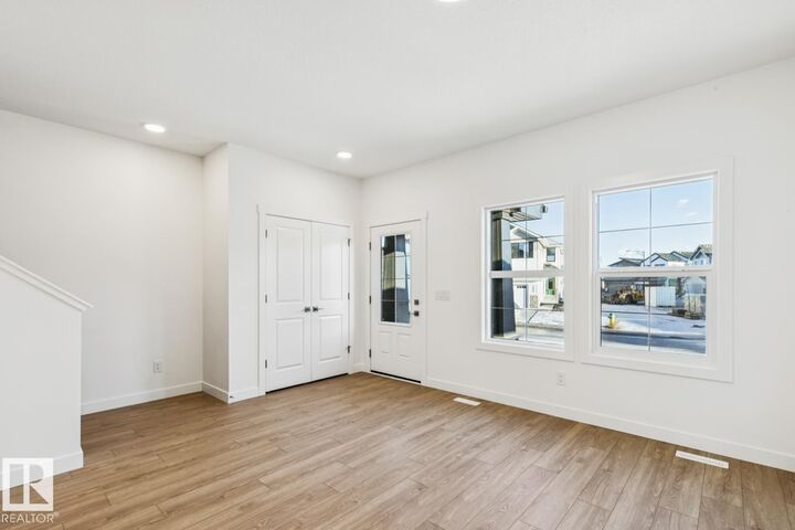 Property Photo:  1048 14 Avenue NW  AB T6T 2W7 