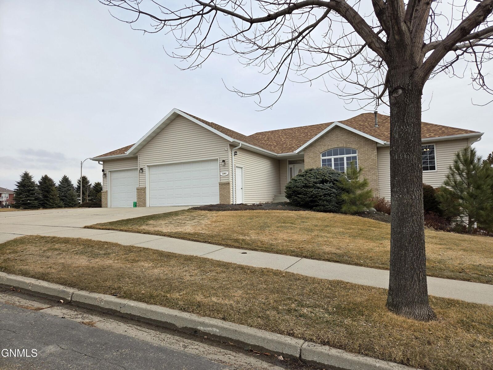 Property Photo:  1201 Eagle Crest Loop  ND 58503 