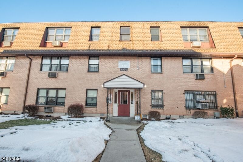 Property Photo: 12 N End Dr 12 NJ 07094