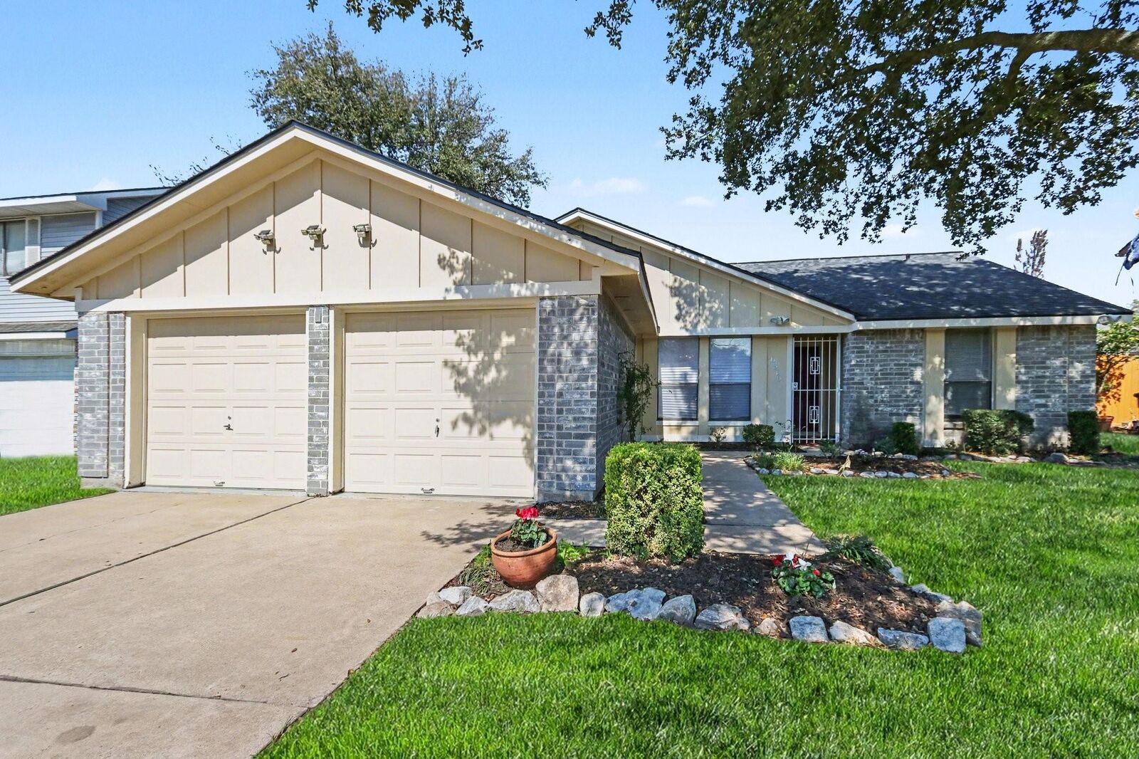 Property Photo:  6810 Casablanca Drive  TX 77088 