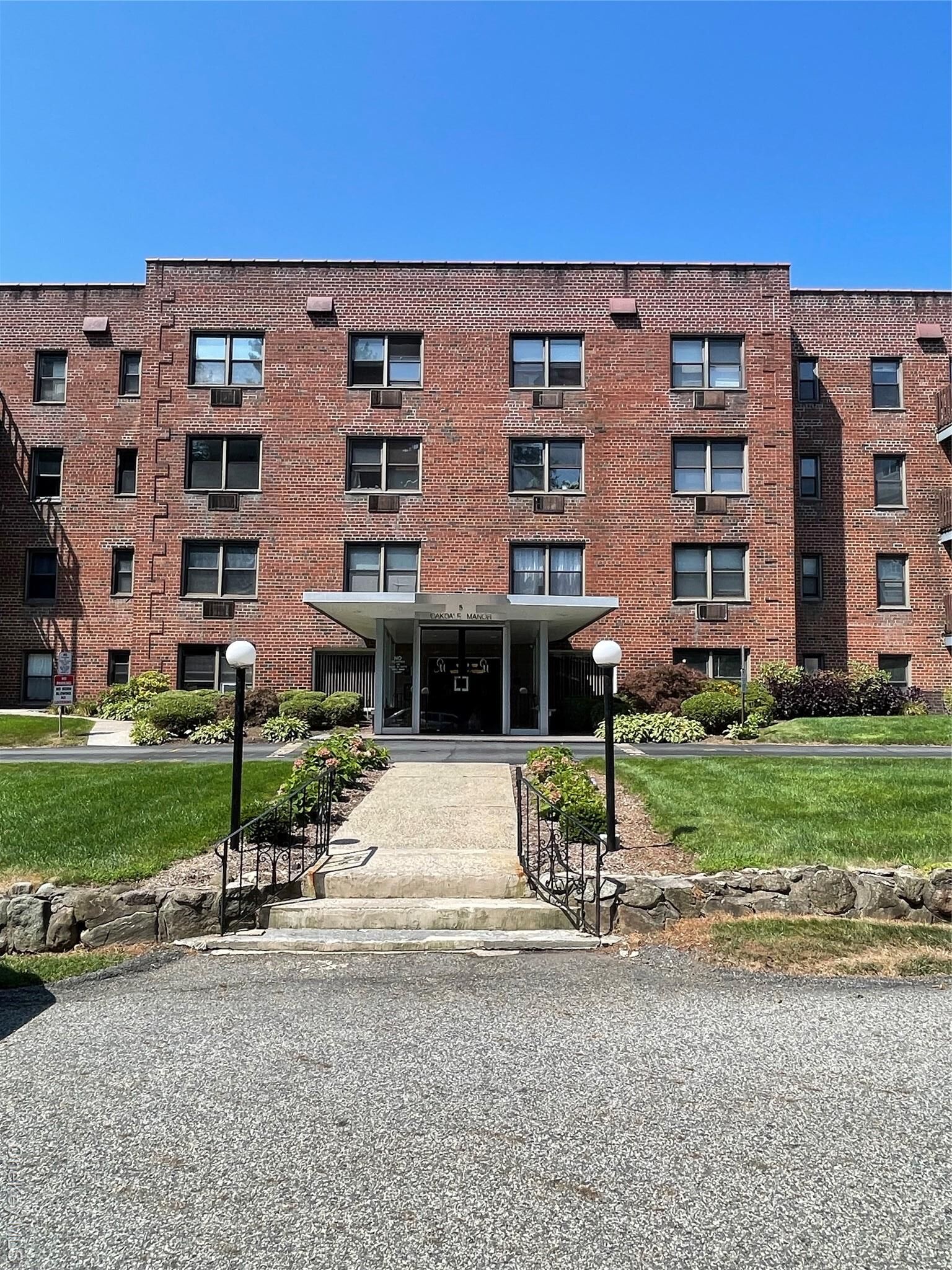 Property Photo:  5 Oakdale Manor B18  NY 10901 