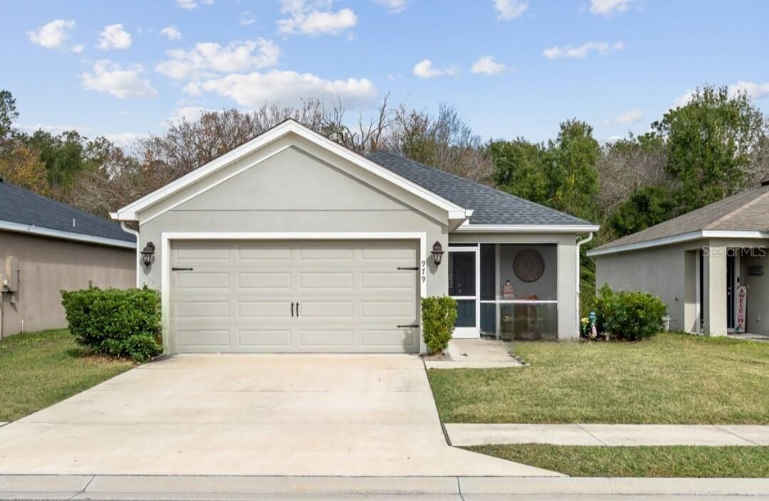 Property Photo: 979 Pearly Ridge Lane FL 33809