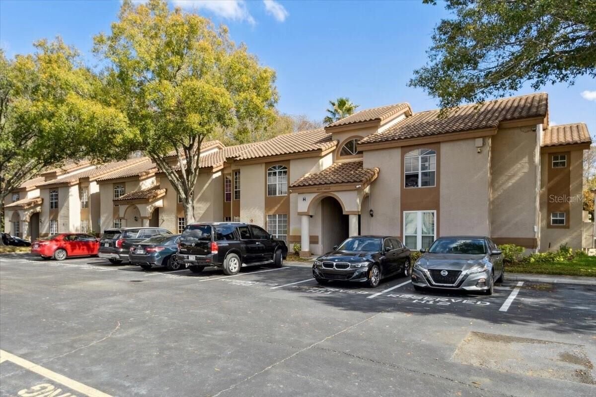 Property Photo: 4617 Gate Pl 105 FL 32811