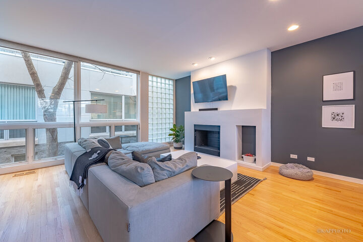 Property Photo:  663 N Sangamon Street 3S  IL 60642 