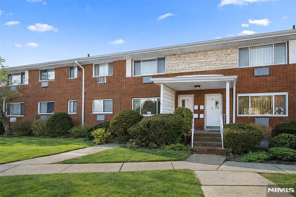 Property Photo:  1323 Anderson Avenue 15  NJ 07024 